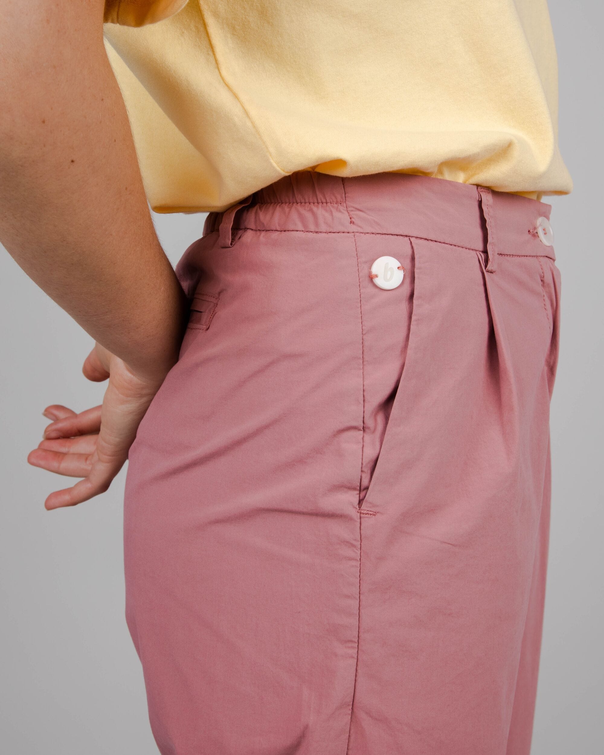 Pantalón Brava Fabrics Chino Elástico Plisado de Algodón Orgánico moda sostenible moda ética