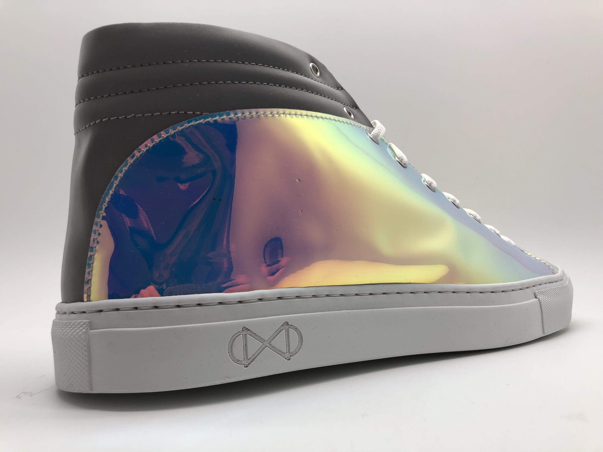 Slanke sneakers i Ultra Iriserende patenteret syntetisk.