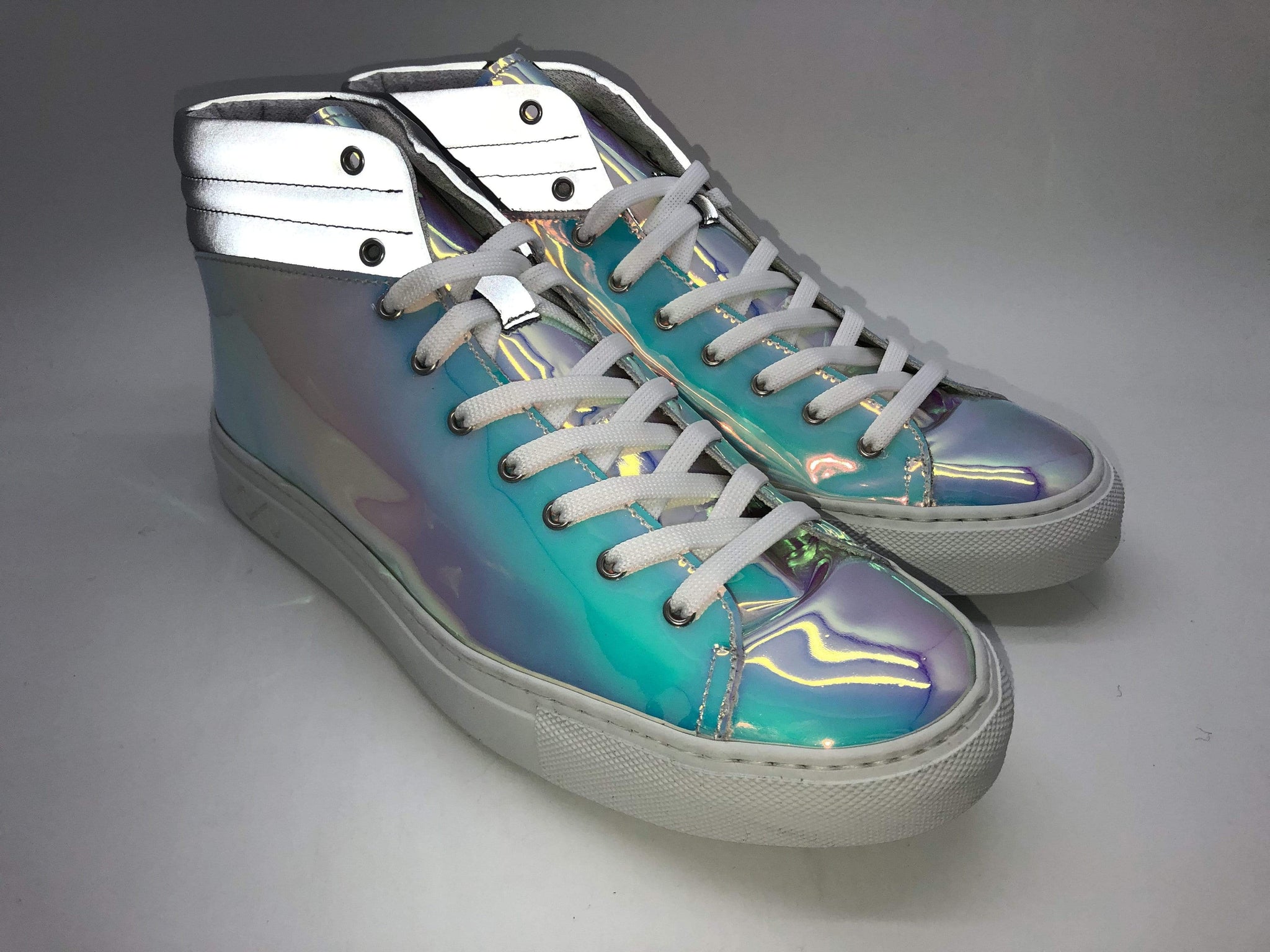 Slanke sneakers i Ultra Iriserende patenteret syntetisk.