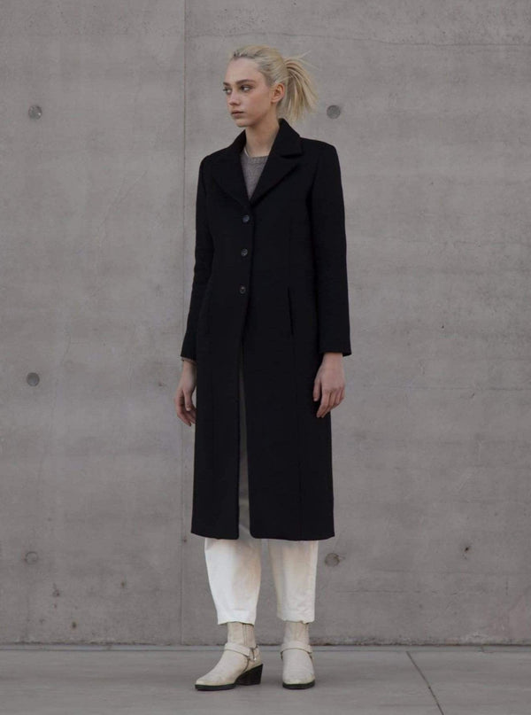 Jaquetes i peces de roba de la col·lecció Suldaze Greta Abric llarg negre moda sostenible moda ètica