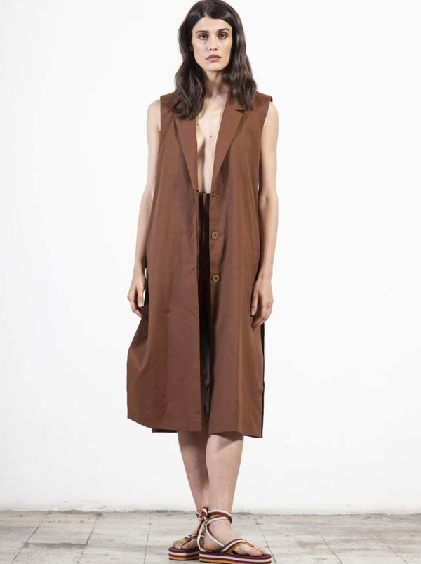 Jaquetes i peces de roba de la col·lecció Suldaze Irene Gilet llarg marró moda sostenible moda ètica